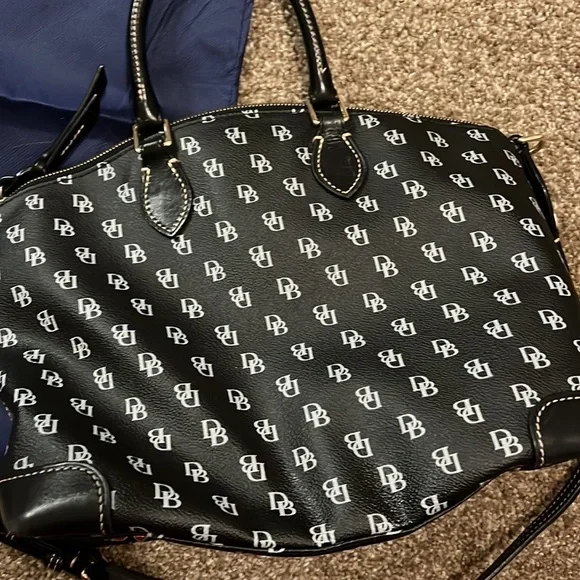 Dooney & Bourke dome Leather shoulder purse with crops body strap - Picture 4 of 9